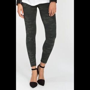 SPANX dark Camo legging. Small